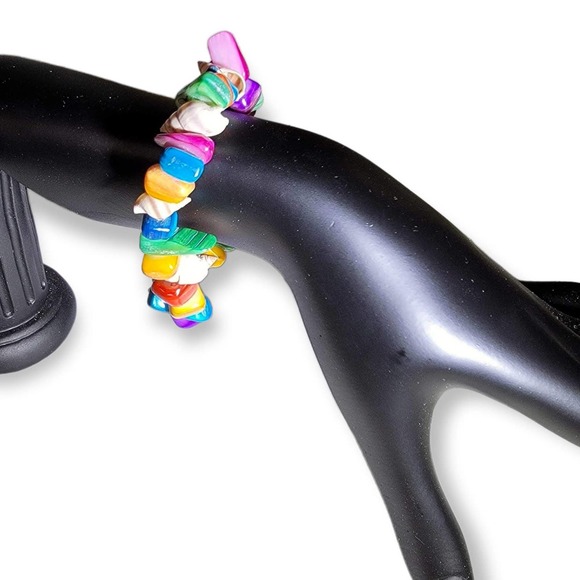 Bright, multi-colored rocks and shells on a stretchy bracelet - Picture 9 of 10